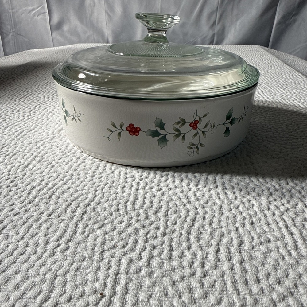 Pfaltzgraff Winterberry 1.5 Quart Round Covered Baker with Glass Lid Pyrex